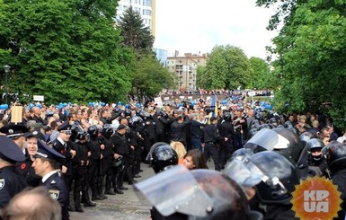 Итоги праздничных заварушек в Днепре: ветеранам дали мешки и выселили из горсовета