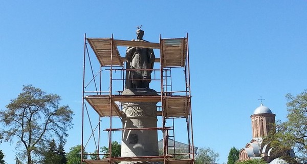 В Чернигове развернули Хмельницкого – спиной к Москве