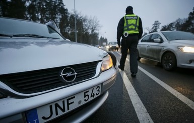 Поляки пожаловались на въезжающие из Украины авто с европейскими номерами 