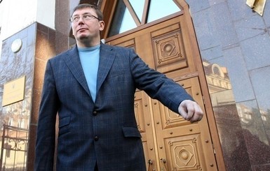 Депутаты пригласили Луценко в Верховную Раду