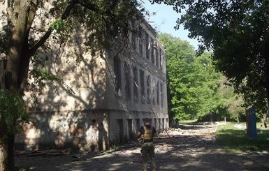 Обстрел Красногоровки: снаряды попали в школу и больницу