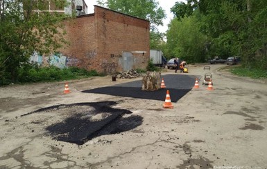 В Екатеринбурге дорожные рабочие закатали в асфальт старый пень