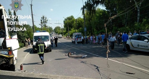 В Луцке маршрутка с людьми снесла столб