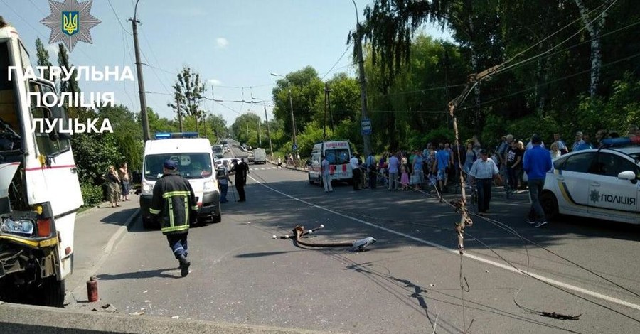 В Луцке маршрутка с людьми снесла столб