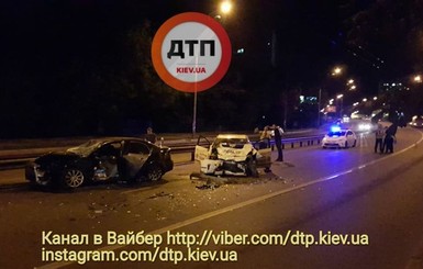 В Киеве во время погони легковушка врезалась в полицейское авто, есть пострадавшие