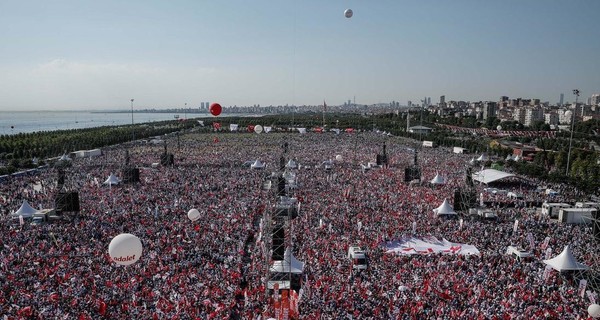 В Стамбуле десятки тысяч человек вышли на антиправительственный митинг