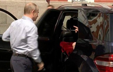 Песков раскрыл личность загадочного спутника Путина