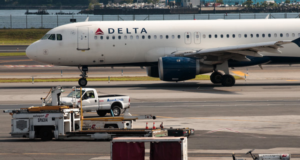 Россиянин заявил, что  его сняли с рейса Delta Airlines  из-за 