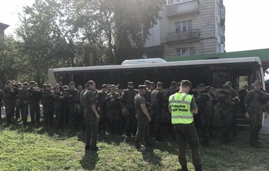 Видео: в Киеве отправили нацгвардейцев к митингующим, которые перекрыли шоссе 