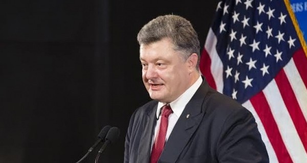 Порошенко поздравил всех с подписанием санкций против России