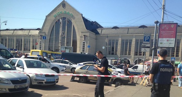 Фото: в Киеве на вокзале стрельба, трое раненых 