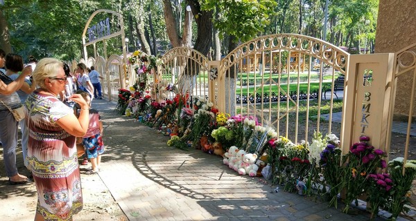 К сгоревшему лагерю в Одессе несут детские игрушки и цветы