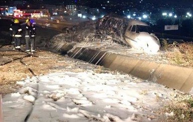 В Стамбуле при заходе на посадку разбился самолет