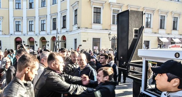 В Одессе на митинге подрались сторонники и противники Саакашвили