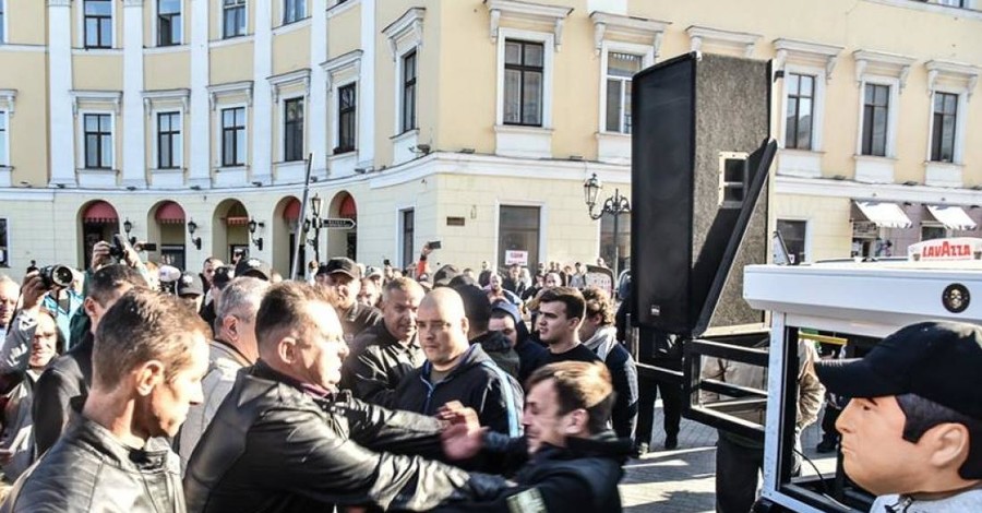 В Одессе на митинге подрались сторонники и противники Саакашвили