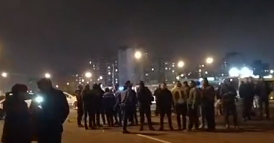 В Киеве митингующие разгромили АЗС и забросали яйцами полицию