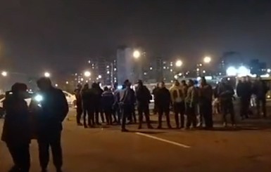 В Киеве митингующие разгромили АЗС и забросали яйцами полицию