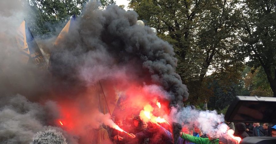 Под Верховной Радой националисты жгли дымовые шашки из-за закона по Донбассу