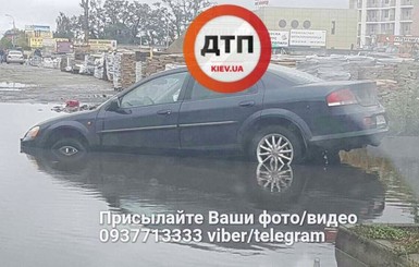 В Киеве автомобиль утонул в луже, выезжая с парковки супермаркета 