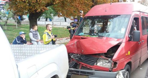 В Кривом Роге маршрутка врезалась в припаркованные машины