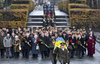 Порошенко почтил память погибших в связи с годовщиной изгнания нацистов из Украины