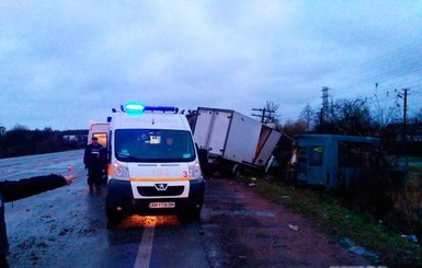 Под Житомиром автобус с пассажирами попал в ДТП, есть погибший