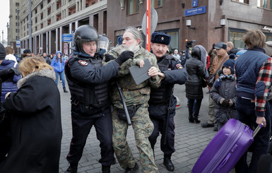 В России в ходе акций протеста задержали 400 человек 