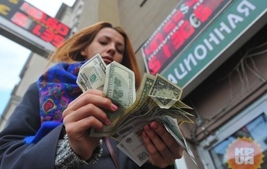 Украинцы начали покупать больше валюты, чем продавать