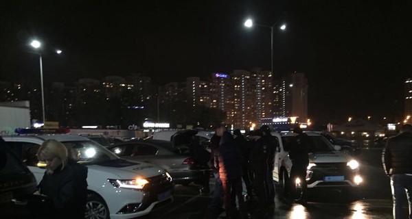 В Киеве у одного из торговых центров обнаружен автомобиль, начиненный взрывчаткой