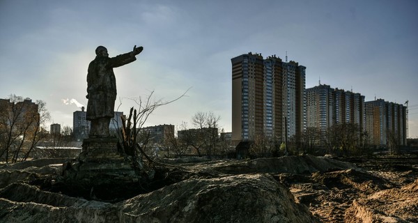 Уцелевший памятник Ленина в Киеве вызвал ажиотаж у журналистов