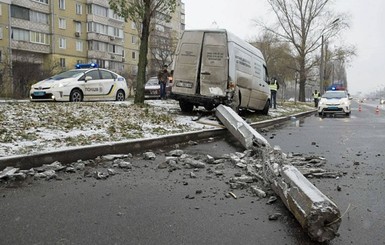 Из-за гололеда в Украине аварии и пробки 