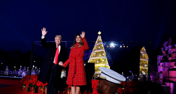 Чета Трампов зажгла огни на главной елке страны 