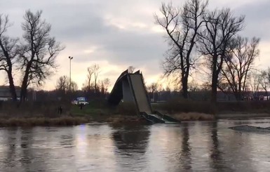 В Праге обвалился мост через реку Влтаву