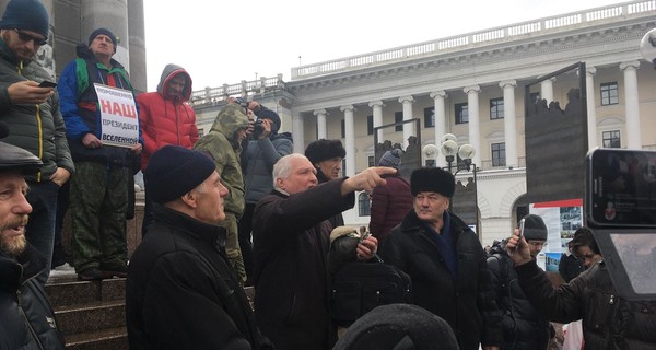 В центре Киева устроили акцию против радикальных протестов