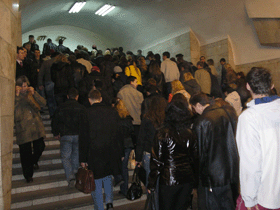 Тоннель в метро не падает, но трескается 