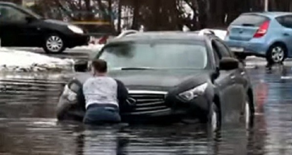 На улице Киева из-за талого снега и дождя 