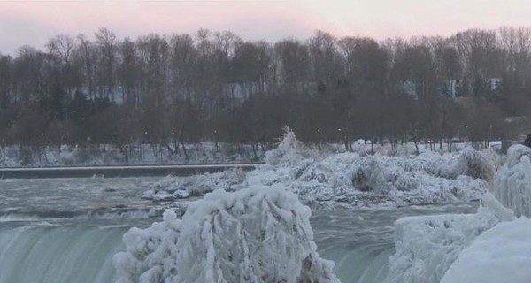 Из-за новогодних морозов замерз Ниагарский водопад