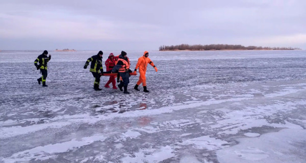 В Черкассах двое подростков провалились под лед