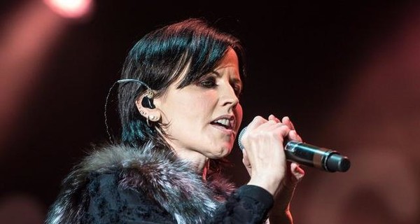 Причину смерти вокалистки The Cranberries решили скрыть