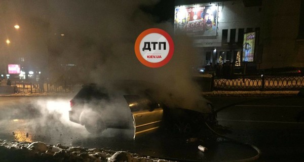 В центре Киева взорвалась легковушка