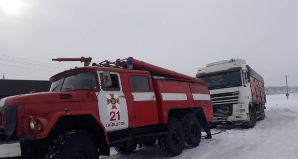 В Запорожской и Днепропетровской областях снежные заносы парализовали движение