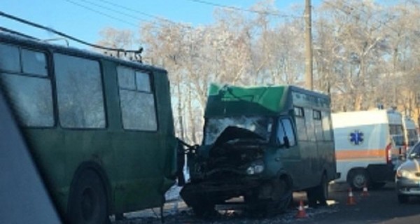 В Чернигове водитель маршрутки не заметил троллейбус и врезался в него