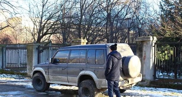 В Черновцах внедорожник въехал в остановку с людьми