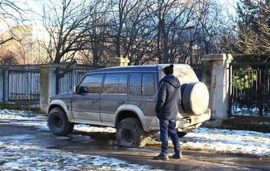 В Черновцах внедорожник въехал в остановку с людьми