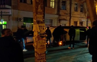 В Херсоне такси врезалось в другую машину и перевернулось на бок