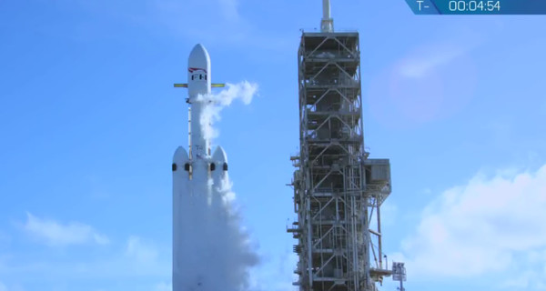 Ракета Falcon Heavy со спорткаром на борту успешно стартовала к Марсу