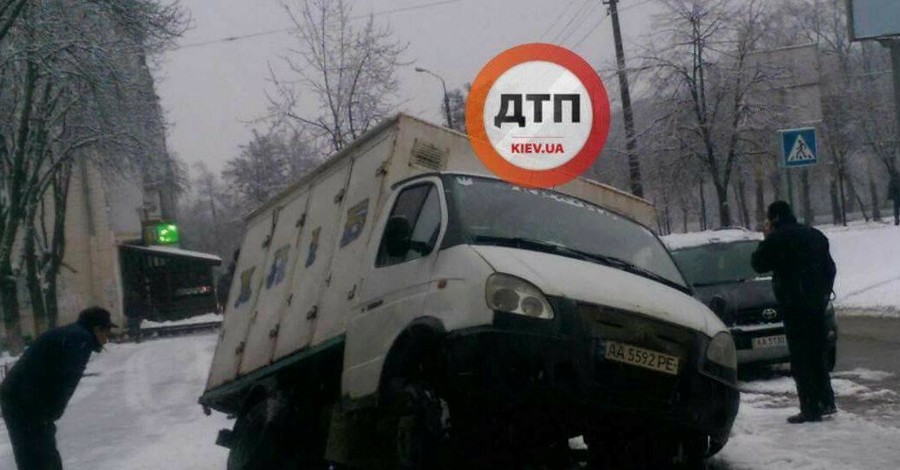 В Киеве хлебовоз провалился под асфальт