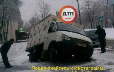 В Киеве хлебовоз провалился под асфальт