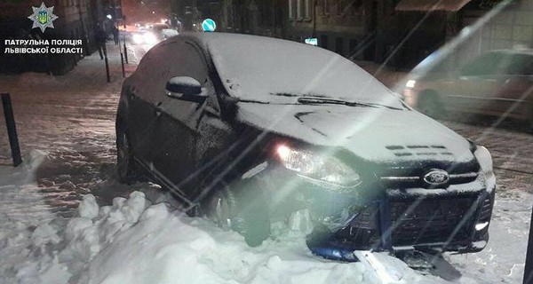 Пьяный львовянин повредил две машины и врезался в столб