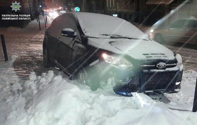 Пьяный львовянин повредил две машины и врезался в столб